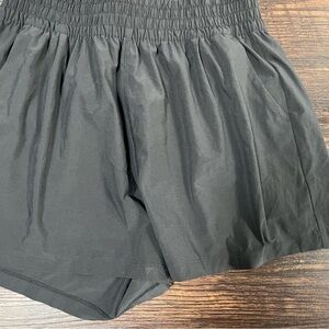 Vuori Black High Waist Shorts with Elastic Waistband